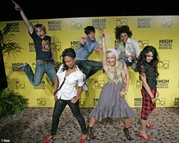 Toute la troupe d'Hsm II casi au complet au  The early show  le 3 Août 2Oo7 toujours à New York